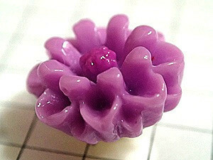 ピンバッジ◆パープル 紫色 小さな花 ピンズ ピンバッチ 留め金バタフライ型キャッチ付 プラスチック製