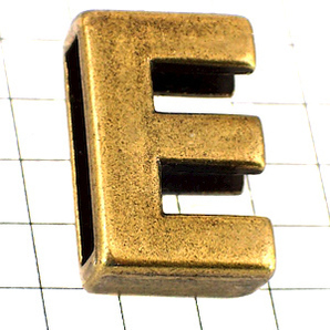 ピンバッジ◆アルファベット「Ｅ」アンティーク真鍮色 ピンズ 大文字 ブロック体 ブロンズ色 ピンバッチ ALPHABET #E ピンズの画像1