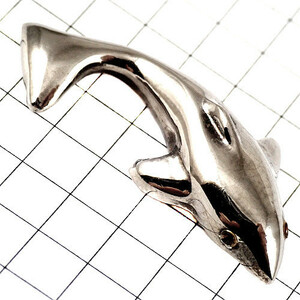 ピンバッジ・銀色のイルカ魚ドルフィン一頭◆フランス限定ピンズ◆レアなヴィンテージものピンバッチ