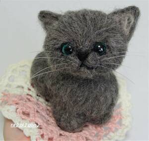香箱座り　グリンの瞳のロシアンブルーの子猫ちゃん　羊毛フェルト　猫　可愛い　子猫　手乗りサイズ　ハンドメイド