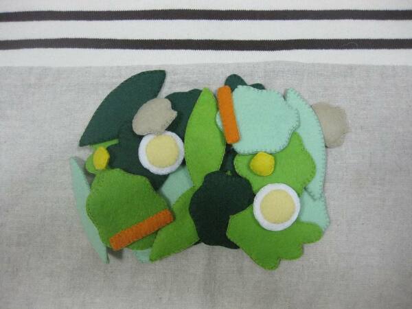 野菜サラダ　ハンドメイド　フェルト　ままごと