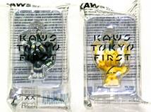 KAWS TOKYO FIRST「KAWS JPP」キーホルダー2個セット（ブラック＆イエロー）新品未使用。_画像1