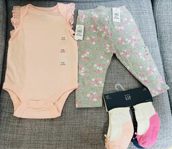 新品★baby gapロンパース ＆　レギンス　パンツ、靴下60 女の子　半袖　夏