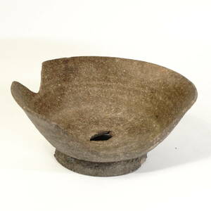 時代物　茶碗　須恵器・発掘・出土品 侘び寂び、素朴な雰囲気・欠けた形状 悠久の時を感じる趣ある一品 幅16cm 奥行き13cm 高さ6.5cm TOT