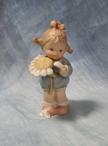 マーベル ルーシー アトウェル メモリー オブ イエスタデー エネスコ社 女の子 花 陶器人形 置物 私の事を愛してる、愛してない？ レア
