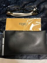 FENDI/フェンディ 0056 7TX ケース/未使用のメガネクリーナー 伊達メガネ/サングラス ホワイト マルチカラー オシャレ メンズ ウィメンズ_画像4