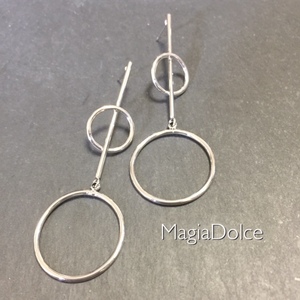 送料無料*MagiaDolce 5280●silver ダブルピアス シルバーピアス フープピアス 銀 ロングピアス 変型フープピアス 個性的ピアス