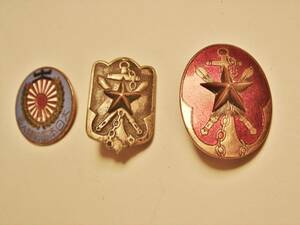 在郷軍人会員徽章（赤色）、在郷軍人会員徽章、大日本国防婦人会徽章　3個　古いものです