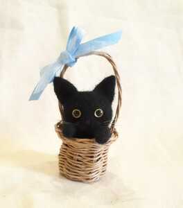 小さな籠に入ったちびちび黒猫　羊毛フェルト ハンドメイド 　猫　籠　エコクラフト　ドールハウス　