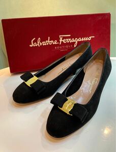 美品☆フェラガモ Ferragamo ヴァラ金具　ヌバック リボン パンプス ブラック 23.5 レディースパンプス