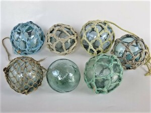 ●夏の窓辺にいかがでしょう《昭和レトロな漁網のガラス玉☆浮き球7個セット》網付直径約8㎝前後☆送料込みです！