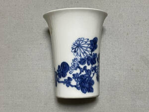 初代三浦竹泉（1853-1915）、染付（青花）菊紋茶器（酒器）、器の底に「竹泉」の印、Miura Chikusen I Kiku Cup