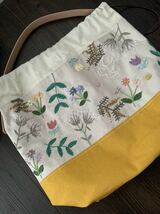 花の手刺繍＊バッグ＊上質C\Lキャンバス＊お出かけ＊トートバッグ＊持ち手本革　ヌメ革＊＊ワンハンド＊ツバメ＊ハンドメイド_画像8