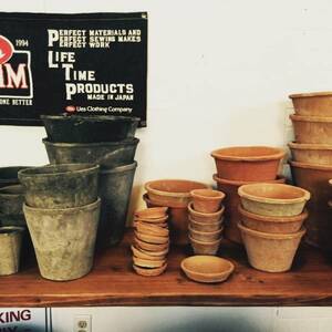 * before the bidding is stock please confirm * abroad made plant pot + saucer set unglazed pottery . plant pot saucer saucer pot mo spot No.1