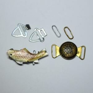 白蝶貝で魚柄　と菊の御紋の金属製帯留　レターパックプラス可 0130N17r