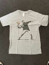 ★　ビックサイズ　大きい オーバー サイズ XXXL　バンクシー BANKSY パレスチナ FLOWER 花束 ビッグ 　グレー　 Tシャツ　※新品 未使用_画像1