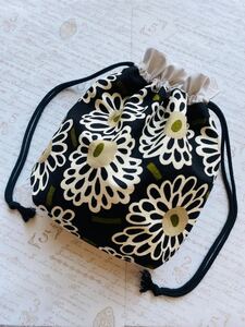 お得!北欧花柄巾着バッグ。黒。ハンドメイド。