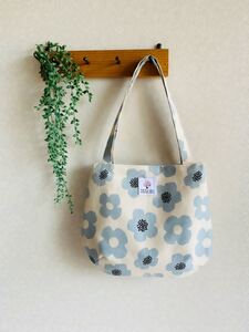 北欧お花柄。ラウンドトートバッグ。くすみブルー