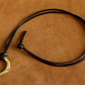 真鍮リング付き レザーコード グラスホルダー 眼鏡掛け（ブラック）：革 メガネ サングラス メンズ レディース メガネホルダーの画像1