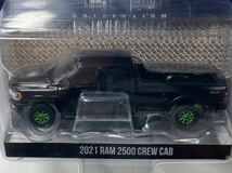 チェイス グリーンマシン グリーンライト 1/64 2021 ラム 2500 クルー キャブ Greenlight 1/64 2021 RAM 2500 Crew Cab Black Bandit_画像3