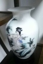 花瓶 中国伝統柄 景徳鎮 陶器製 回転式 台座付き (笛を吹く女性)_画像2