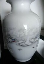 花瓶 中国伝統柄 景徳鎮 陶器製 回転式 台座付き (雪景色)_画像2