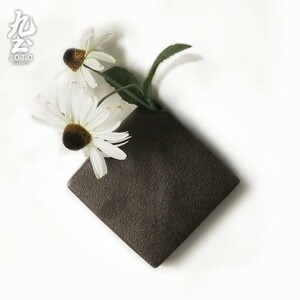 フラワーベース 花瓶 土の風合い 素焼き風 スクエア型 壁掛け用 陶器製 (黒色)