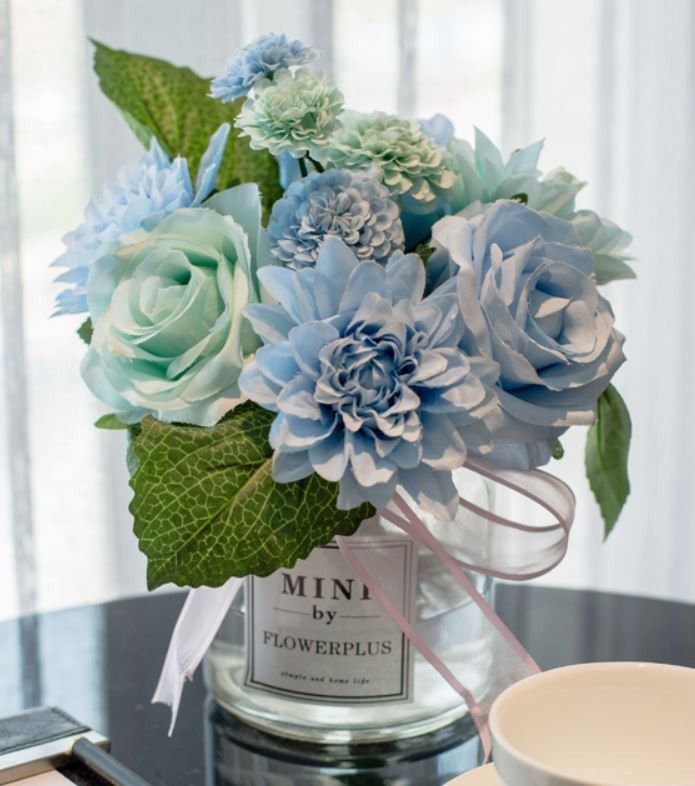Fleurs artificielles rose dahlia dans un vase en verre avec ruban (bleu), artisanat, artisanat, fleur artistique, fleurs pressées, général