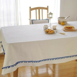 テーブルクロス 青い小さなボンボン付き ホワイト 北欧 マリン風 (長方形A 100×140cm)