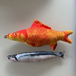 猫グッズ 蹴りぐるみ ぬいぐるみ お魚2尾セット 鯉 さんま ネコグッズ 爪研ぎ