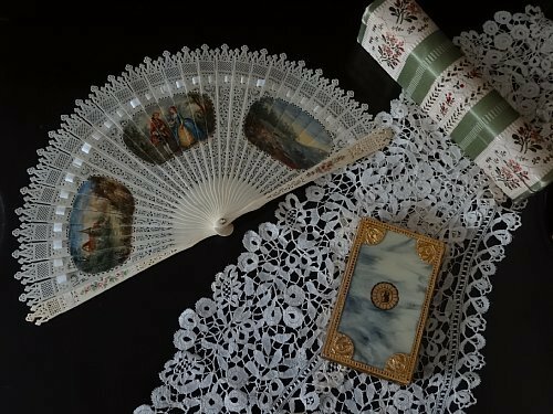 Grace アンティーク 貴重 フランス 1827年 (シャルル10世) コンポジションにガラス絵(Le fixe sous verre) のリトルブック withカレンダー