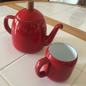 赤い琺瑯ヤカンとコップセット ポット コーヒー紅茶 お茶 ケルト