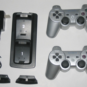 [送料無料] PS3 コントローラ(シルバー) 2個(DUALSHOCK 3, SIXAXIS)+充電器セット(ツイン チャージャー)
