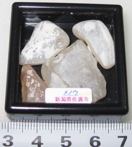 日本の鉱物ミニコレクション/新潟県佐渡市の白瑪瑙　no11
