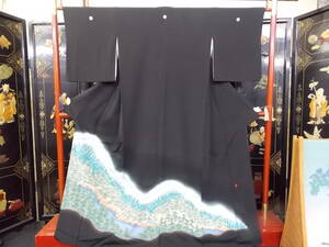 Art hand Auction Kimono Konjaku 3869 带徽章的黑色正式和服, 高品质纯丝 Ichigoshi 面料, 手绘松林和雪山图案, 相对较新, 推荐商品, 长度164厘米, 时尚, 女士和服, 和服, 留袖