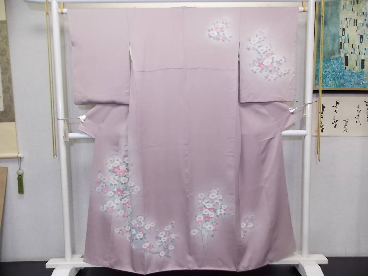 Kimono Konjaku 3917 Hängende Besuchskleidung, breiter Kragen aus reiner Seide, handgenäht, Flachsfarben mit handgemaltem Kamelienmuster, Mode, Damen-Kimono, Kimono, hängend