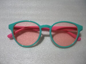 キッズサングラス　グリーン×ピンク　薄色レンズ　UV　紫外線から目を守る　キッズメガネ　子供用メガネ　