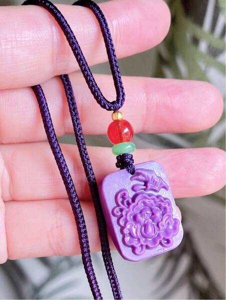 天然逸品レピドライト精工彫刻蝶恋花札のネックレス