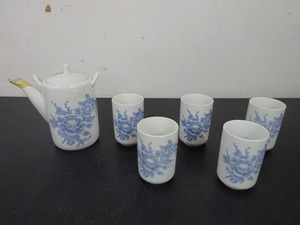 未使用品　長期在庫品　有田焼　華陶窯　茶器　急須　湯のみ茶碗セット　白地に藍色華麗な花模様　持ち手部分欠品　管理記号あ