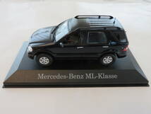 ★美品★Mercedes-Benz ML-Class ミニカー1/43 ダークネイビー ケース付 イクソ社製_画像2