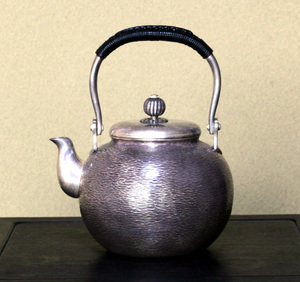 D7176【純銀】湯沸（銀瓶、銀壺） ゴザ目 重さ366ｇ　幅14×高さ18cm