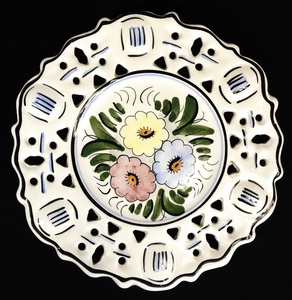ビンテージ スペイン製 ウォールプレート 陶器製壁掛け飾り皿 透かし 手描きの花模様 プラーク 幅26㎝ 温もりのある手描き KIN