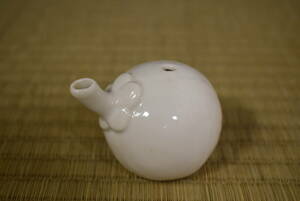 【和】古美術収集家買出品　朝鮮古玩　白磁水滴　李朝　文房具　書道具　水注　(3758)