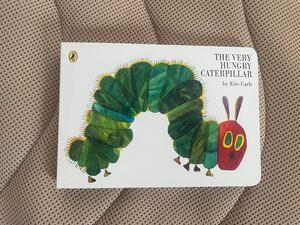 英語版 はらぺこあおむしThe very hungry caterpillar 英語絵本 ボードブック Eric Carle