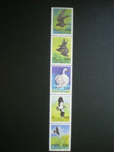 デンマーク発行 ワタリガラスとコブハクチョウやタゲリなど鳥類切手 ５種連刷 ＮＨ 未使用