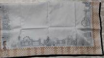 B　ダックス　DAKS　女性用　大判ハンカチ（56.5×57.5㎝）日本製 綿100％　川辺製　縁取り市松模様とロンドン風景 右下にレディ_画像9