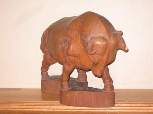 木彫りの牡牛 34×13×26.5cm 重量約3kg 片耳修復跡あり 置物 丑年 雄牛