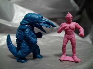 ウルトラマン①44-18おまけ 食玩 怪獣 消しゴム 人形 マン+ザラガス セット「検 射つな！アラシ 円谷 特撮