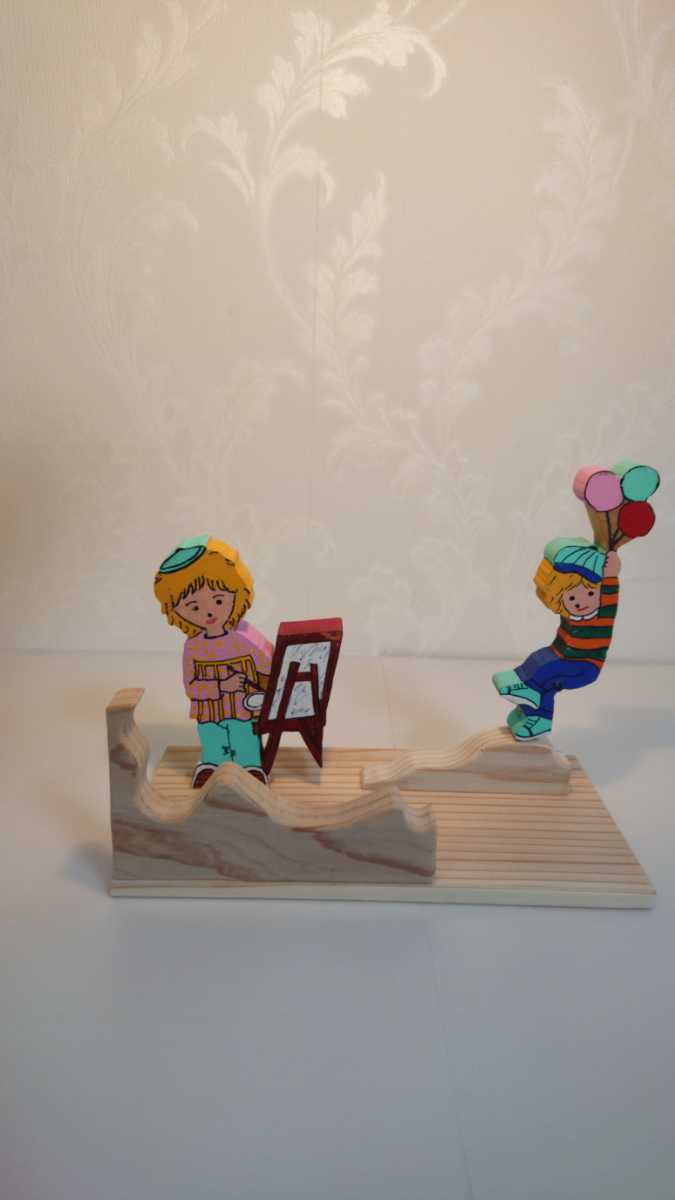 Holzarbeit (ein Mädchen malt ein Bild und ein Junge hält einen Luftballon), Handgefertigte Artikel, Innere, Verschiedene Waren, Ornament, Objekt
