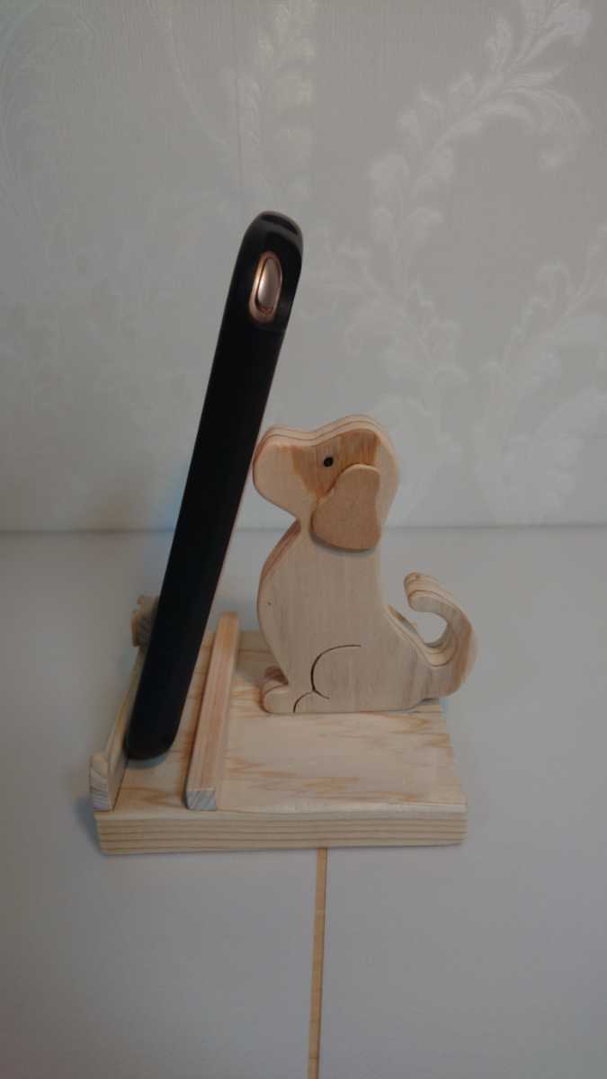 लकड़ी का काम (स्मार्टफोन स्टैंड), बैठा हुआ सफ़ेद पिल्ला, हस्तनिर्मित वस्तुएं, आंतरिक भाग, विविध वस्तुएं, आभूषण, वस्तु